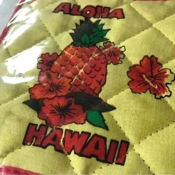New in package! Pair of  vintage 1970s souvenir Hawaii potholders - Picture 3 of 7